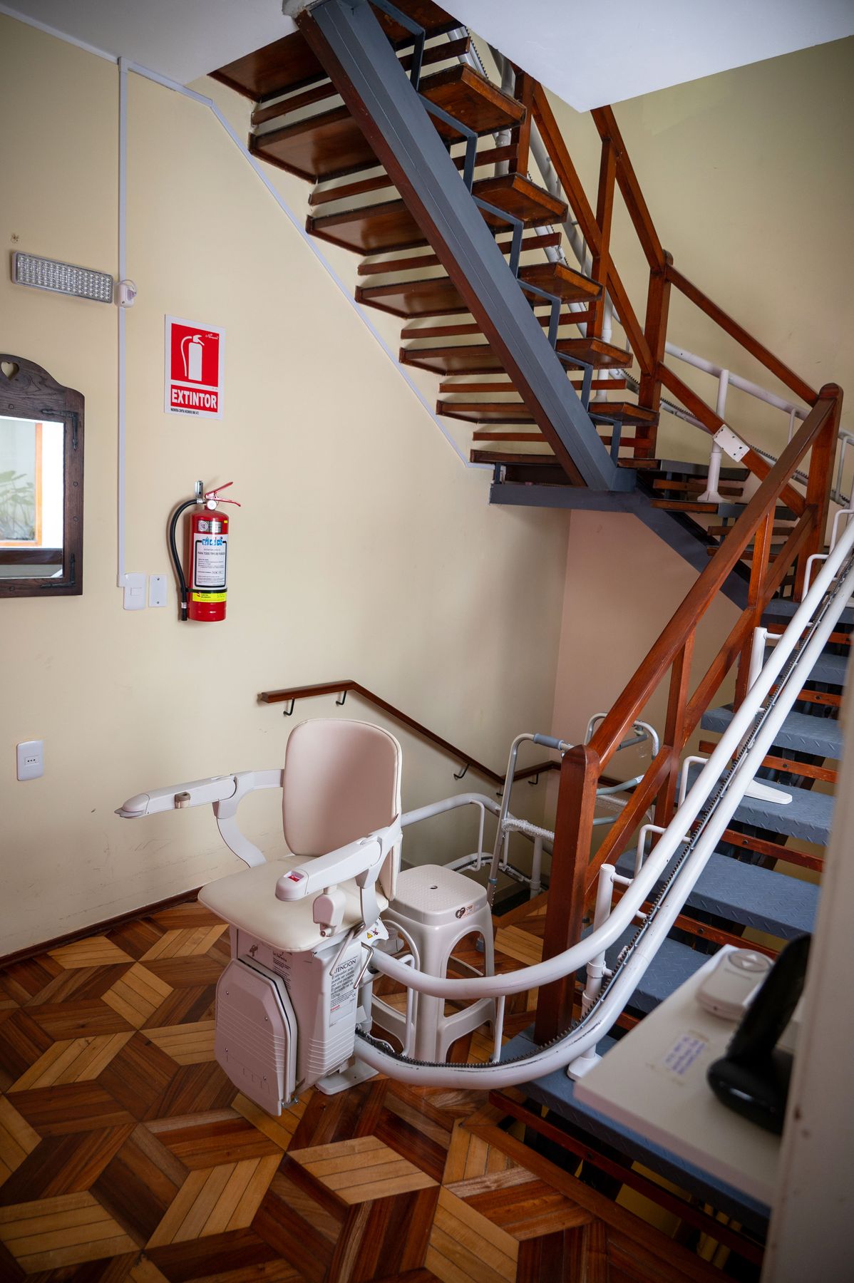 Escalera de madera con silla salvaescaleras