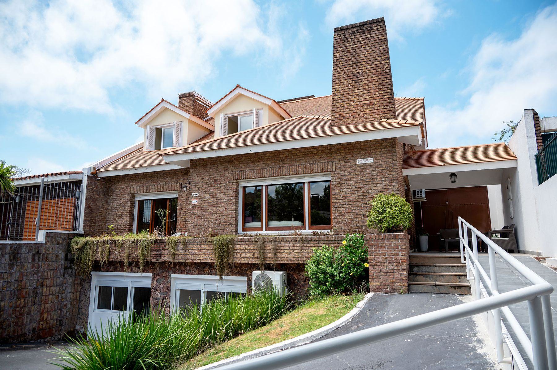 Fachada de ladrillo de Altos del Remanso, residencial para adultos mayores en Montevideo
