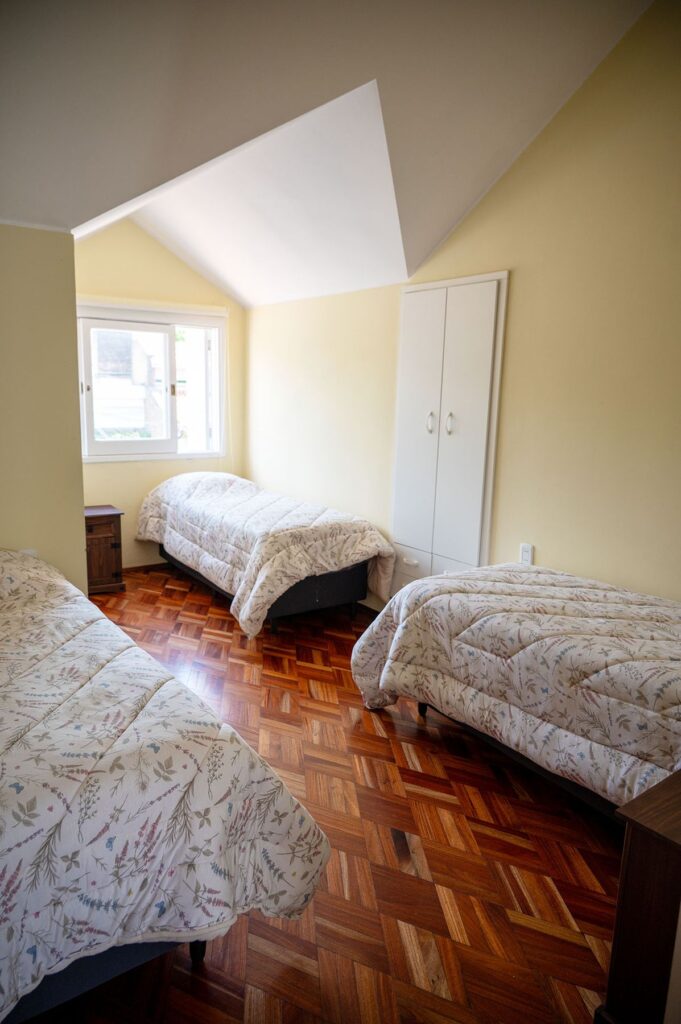 Habitación en planta alta con techo inclinado